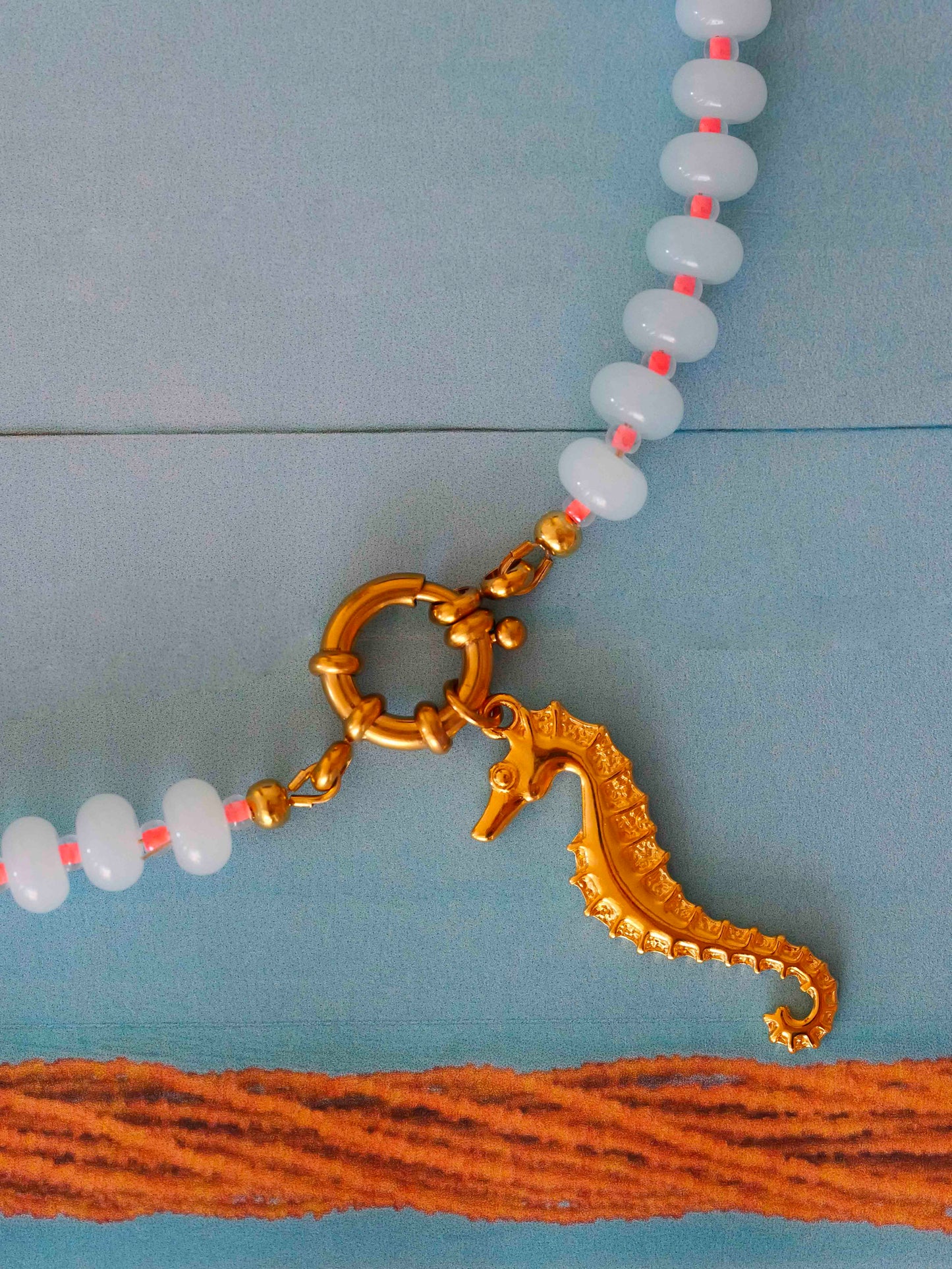 Collier perles & pendentif hippocampe - bleu pastel