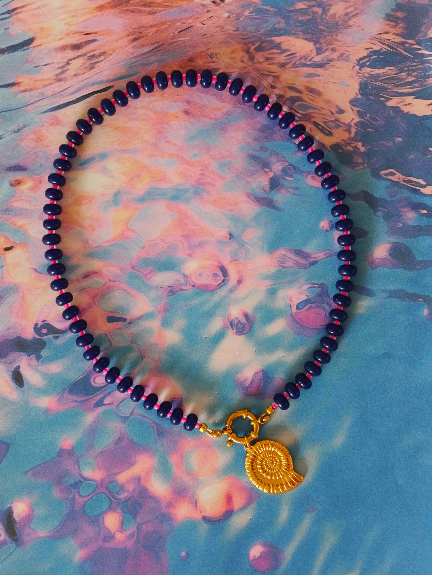 Collier perles & pendentif coquillage - bleu nuit