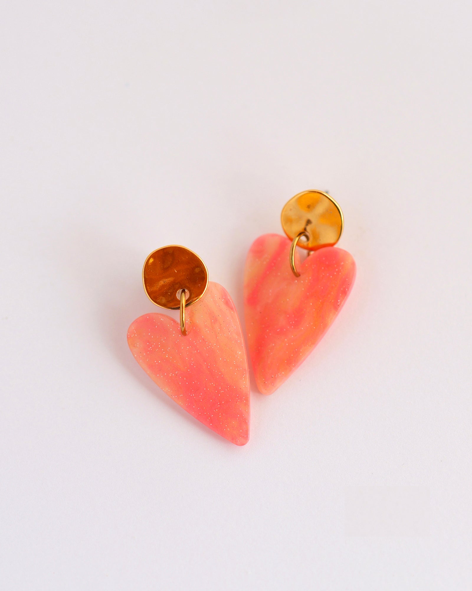 boucles d'oreilles coeur majuscule rose