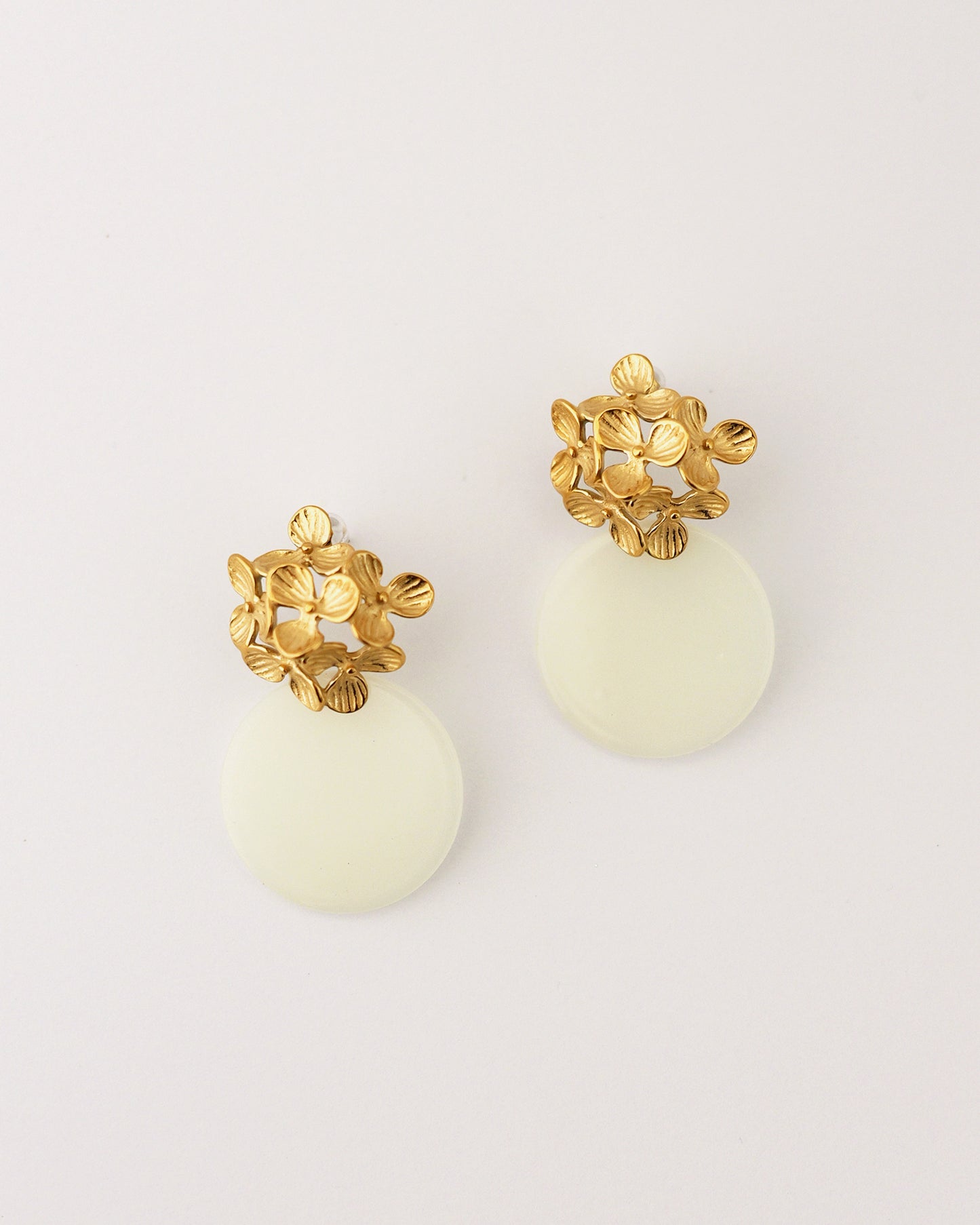 boucles d'oreilles fleurs écru