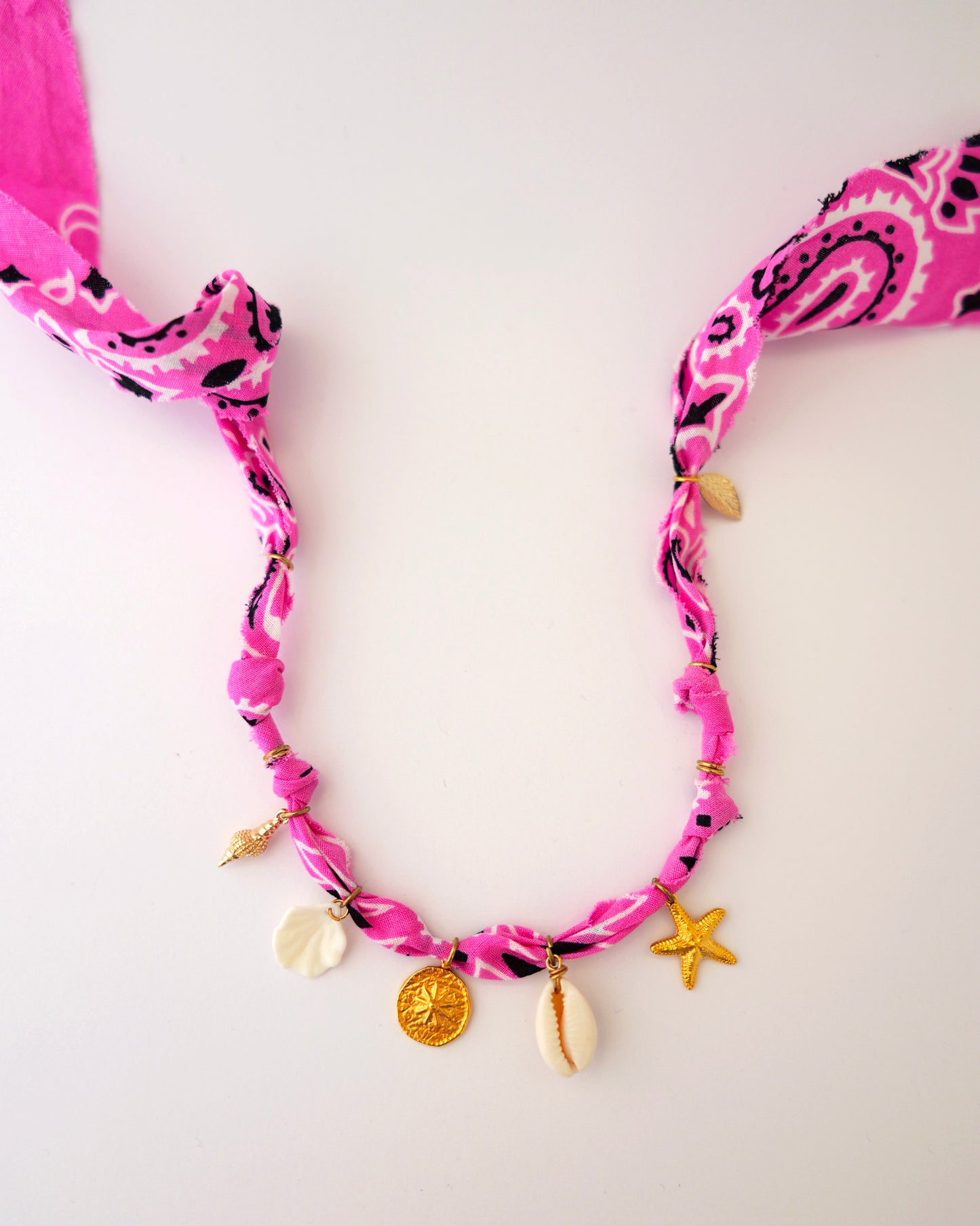 collier bandana trésors des mers rose intense 2