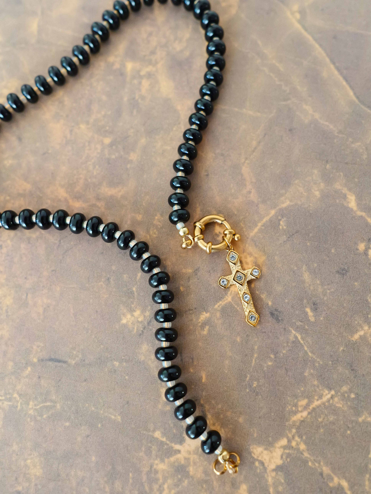 Collier perles & pendentif croix - noir