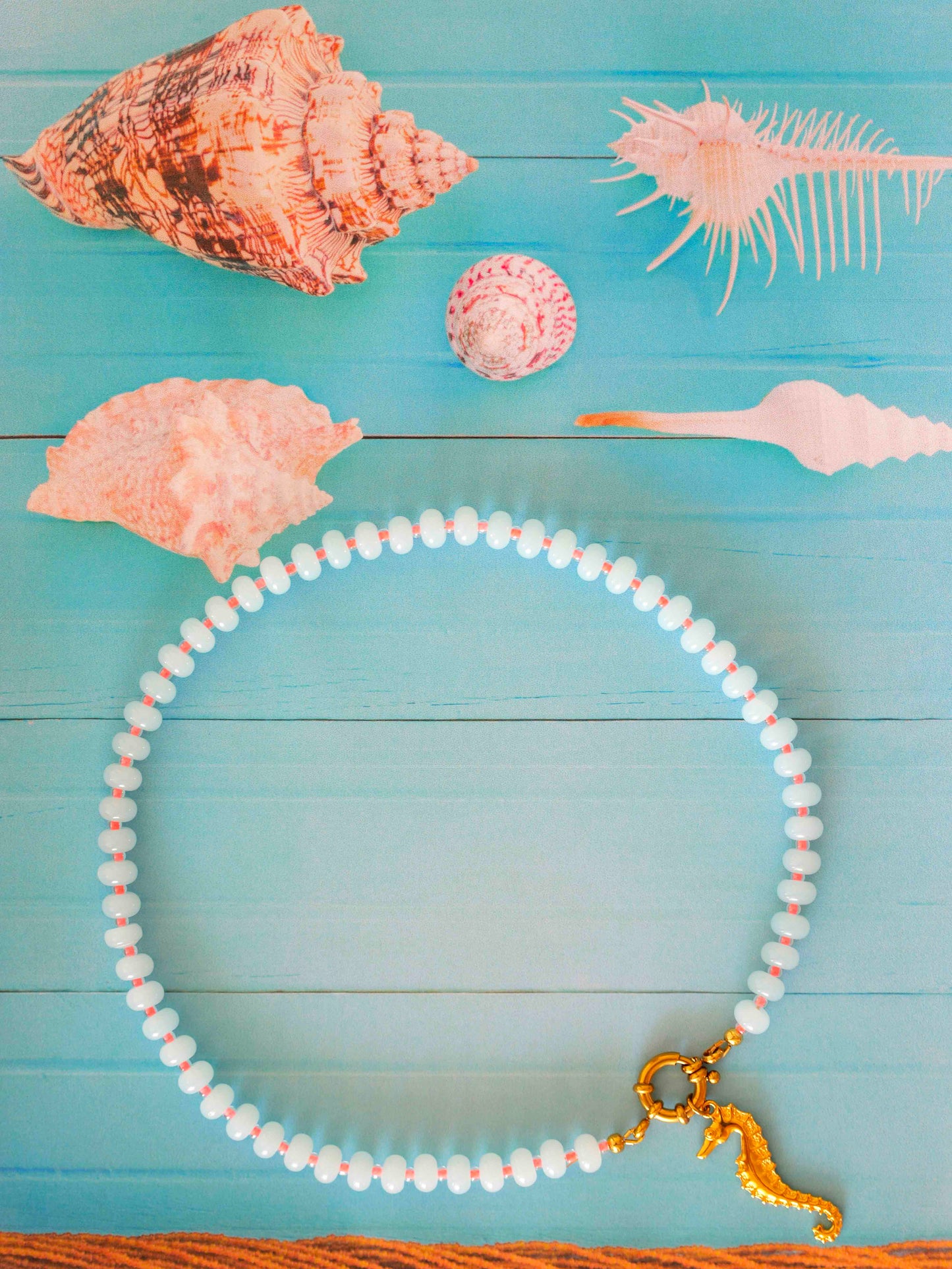 Collier perles &  pendentif hippocampe - bleu pastel