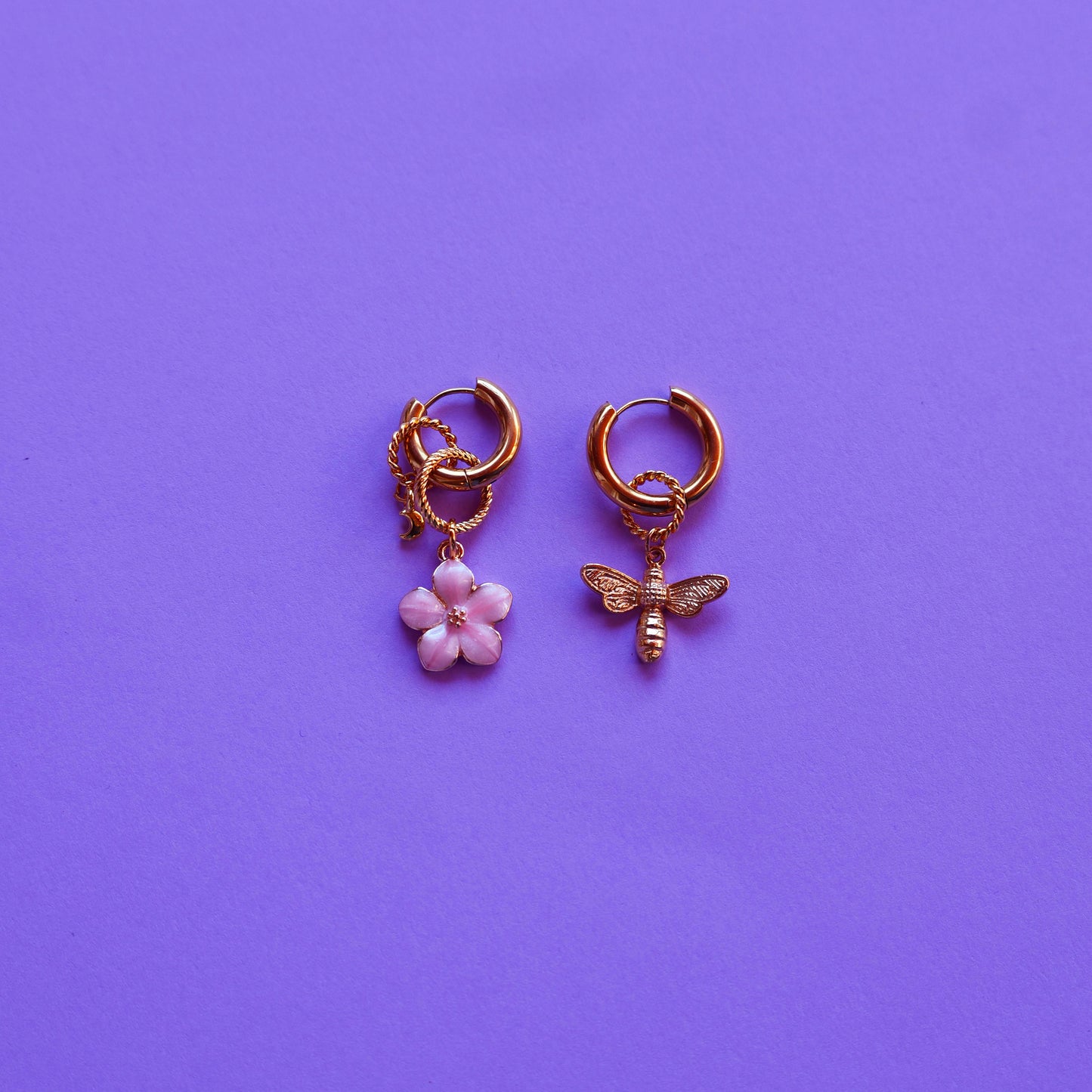 Boucles d'oreilles créoles abeille et fleur rose