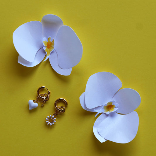 Boucles d'oreilles créoles fleur et coeur blanc