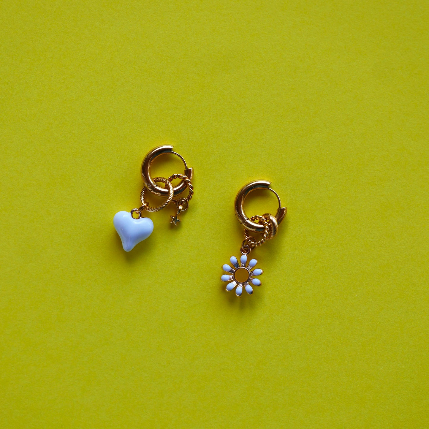 Boucles d'oreilles créoles fleur et coeur blanc