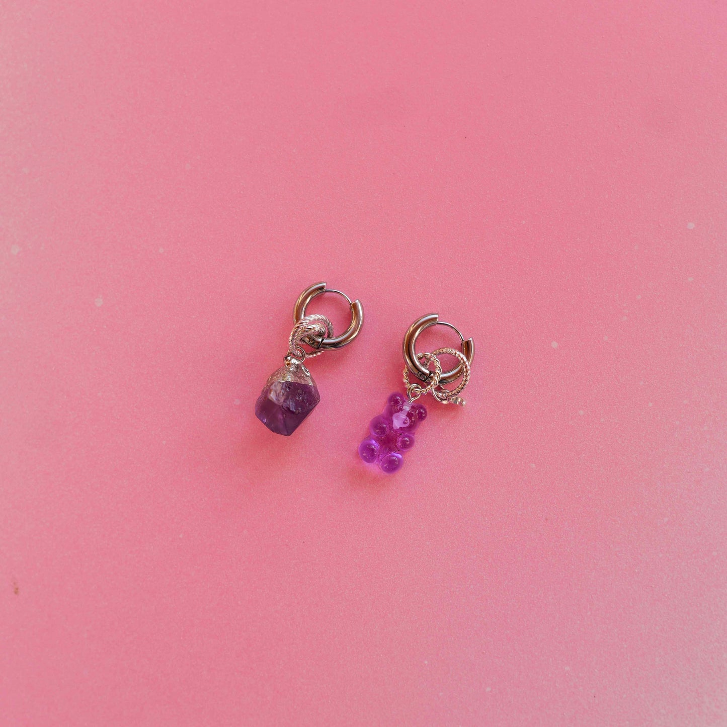 Boucles d'oreilles créoles ourson et pierre violette