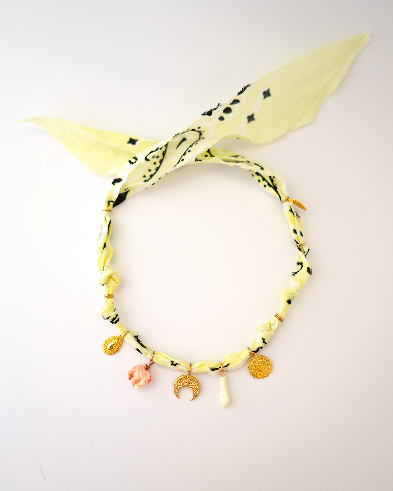 collier bandana elephant moon jaune pastel 1