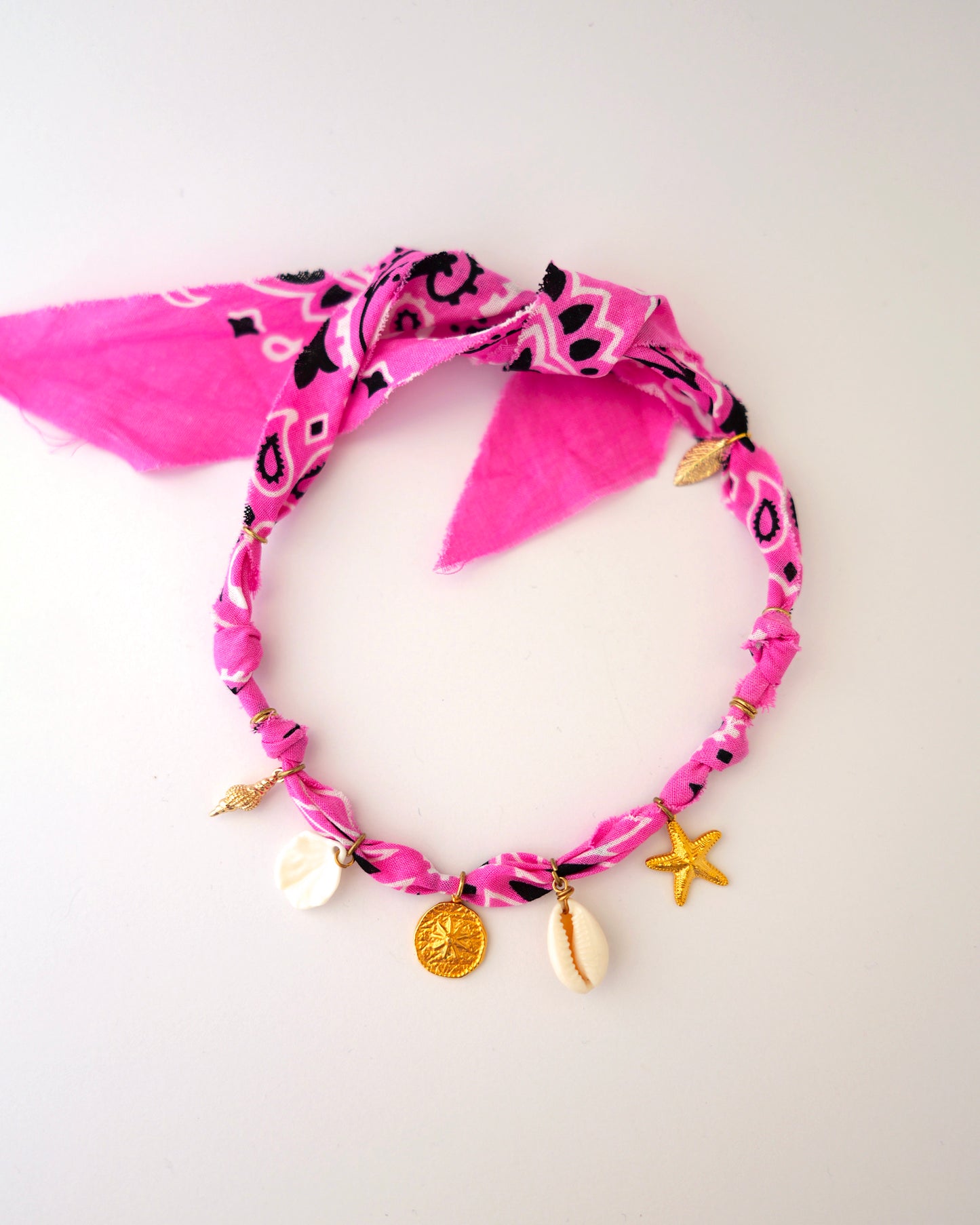 collier bandana trésors des mers rose intense 1