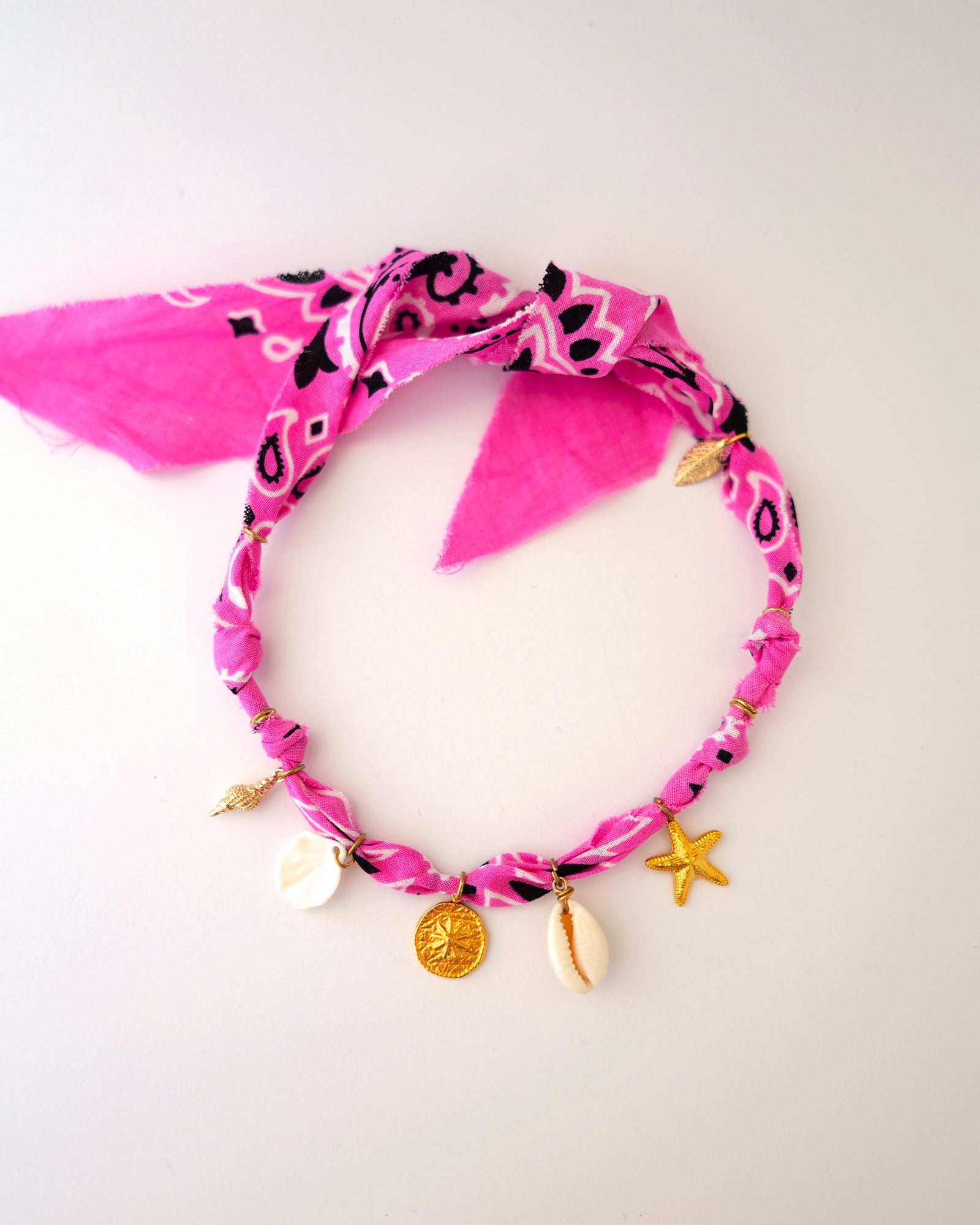 collier bandana trésors des mers rose intense 1
