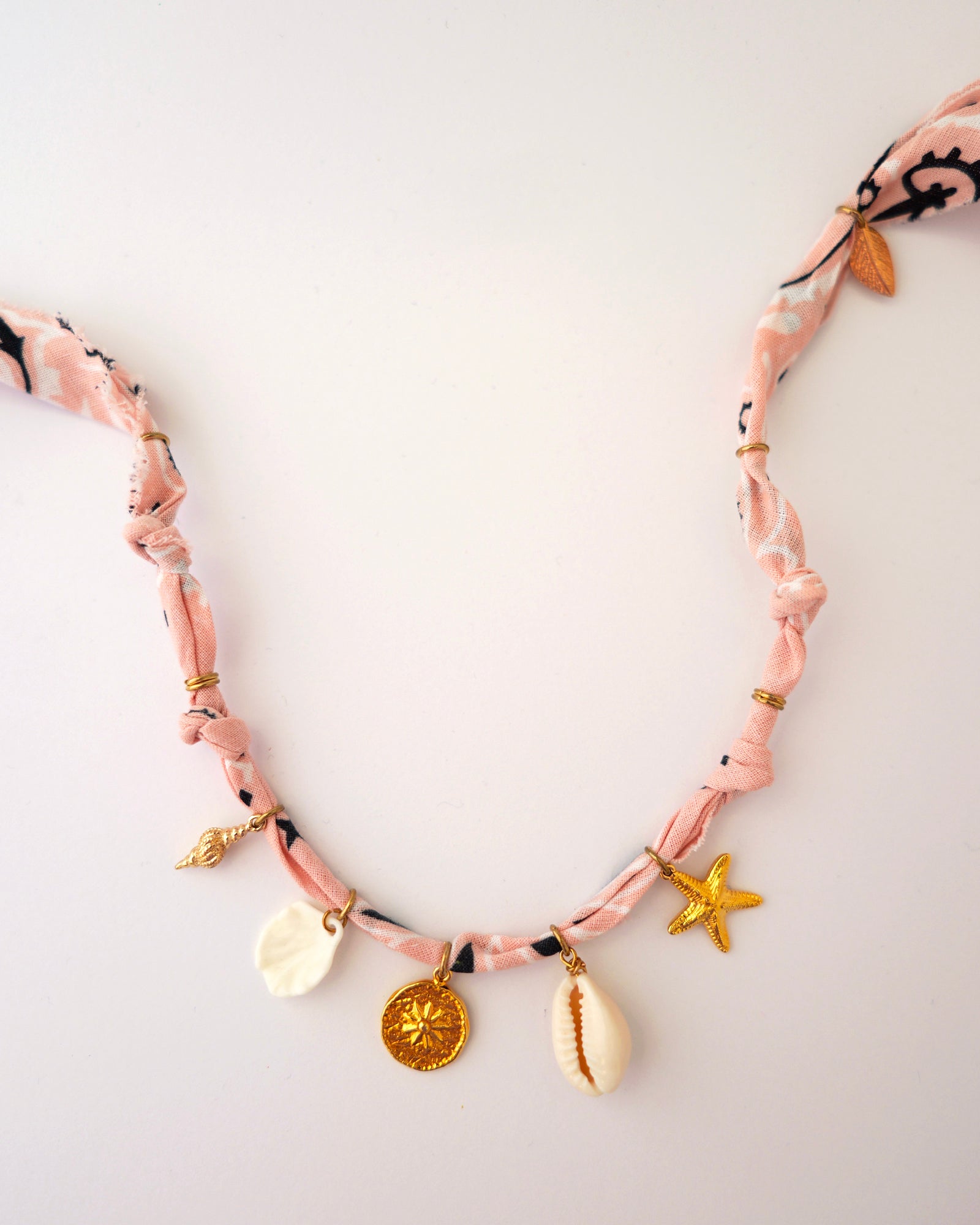 collier bandana trésors des mers rose nude 2