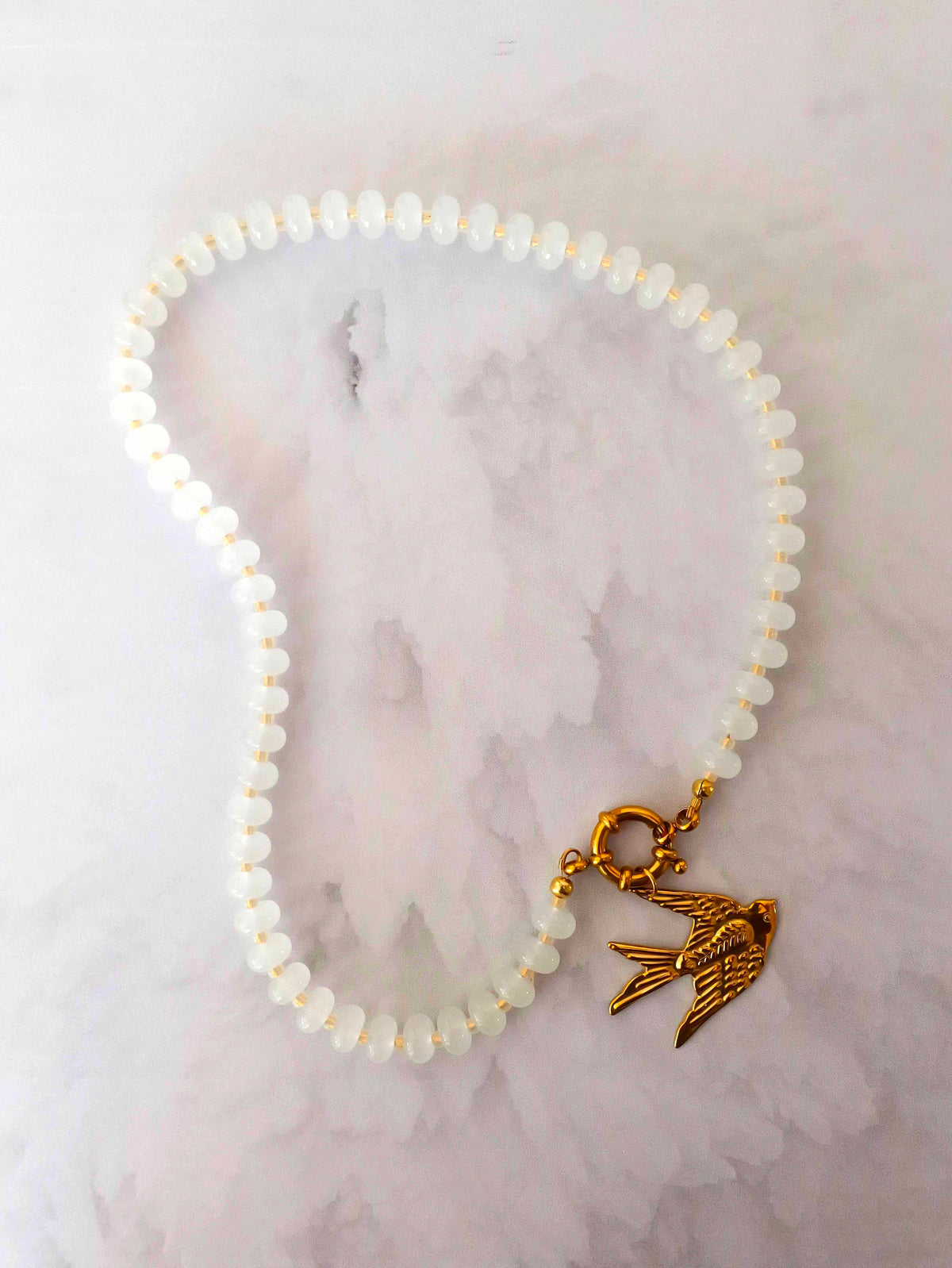 Collier perles &  pendentif oiseau - blanc