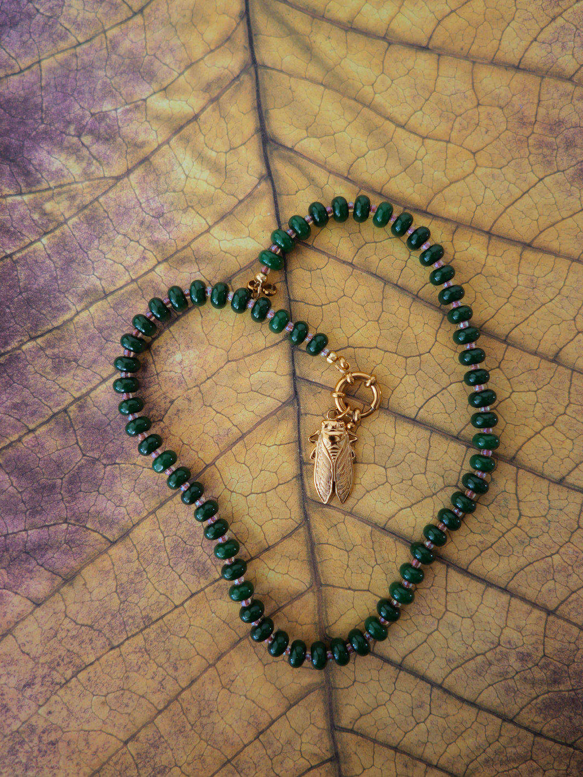 Collier perles &  pendentif cigale - vert forêt